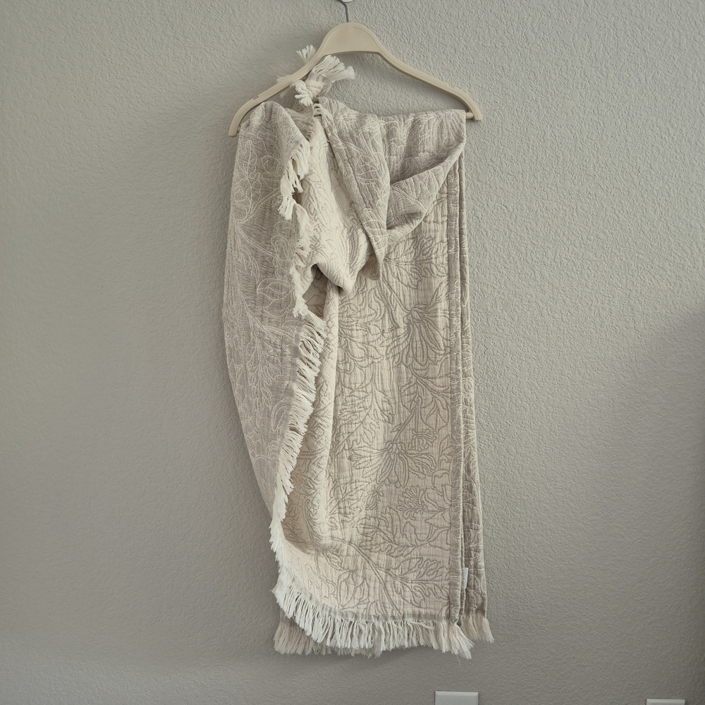 Piscatextil 100% Cotton Cozy &  Elegant Cream floral patterned Throw Blanket